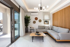 Flachbildfernseher, Videospielkonsole, Tischtennisplatte, Stereoanlage