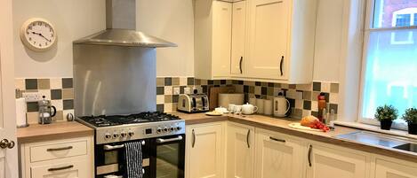 Réfrigérateur, micro-ondes, lave-vaisselle, grille-pain