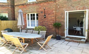 Outdoor dining - Quay Corner, 5 bed house, Christchurch Dorset (Christchurch)
