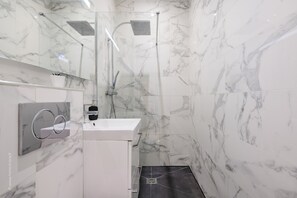 Bathtub, hair dryer, towels, soap - ★ THE COSY ★ APPARTEMENT AVEC TERRASSE ★ AUX PORTES DE PARIS (Arcueil)