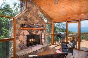 Terrace/patio - Four Bears: Amazing View, Private, Arcade, Screened in Porch with Wood Burning (Gatlinburg)