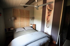 2 quartos, escrivaninha, ferros/tábuas de passar roupa