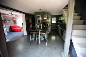 Fridge, oven, stovetop, dishwasher - Quiet house close to the sea, all amenities and central location (Cannes-Nice-Monaco) (Villeneuve-Loubet)