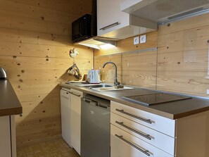 Geladeira, micro-ondas, cafeteira/chaleira, torradeira