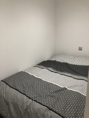 1 bedroom, travel cot, bed sheets