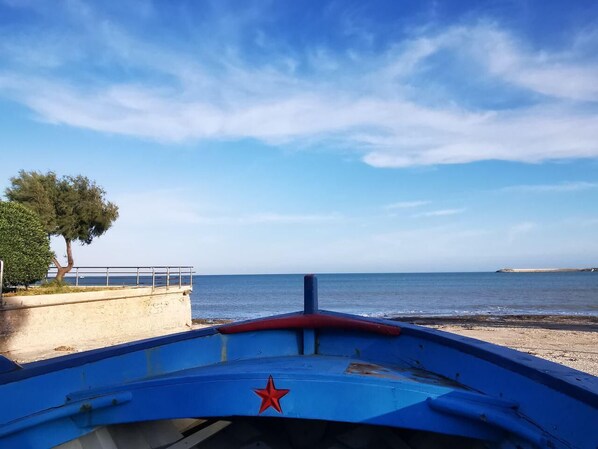 På stranden