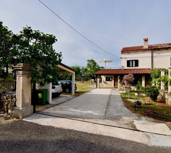 Property grounds - Beautiful Istrian house with big backyard, pet friendly (Valtura)