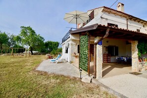 Outdoor dining - Beautiful Istrian house with big backyard, pet friendly (Valtura)