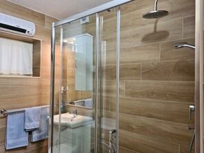 Shower, hair dryer, towels