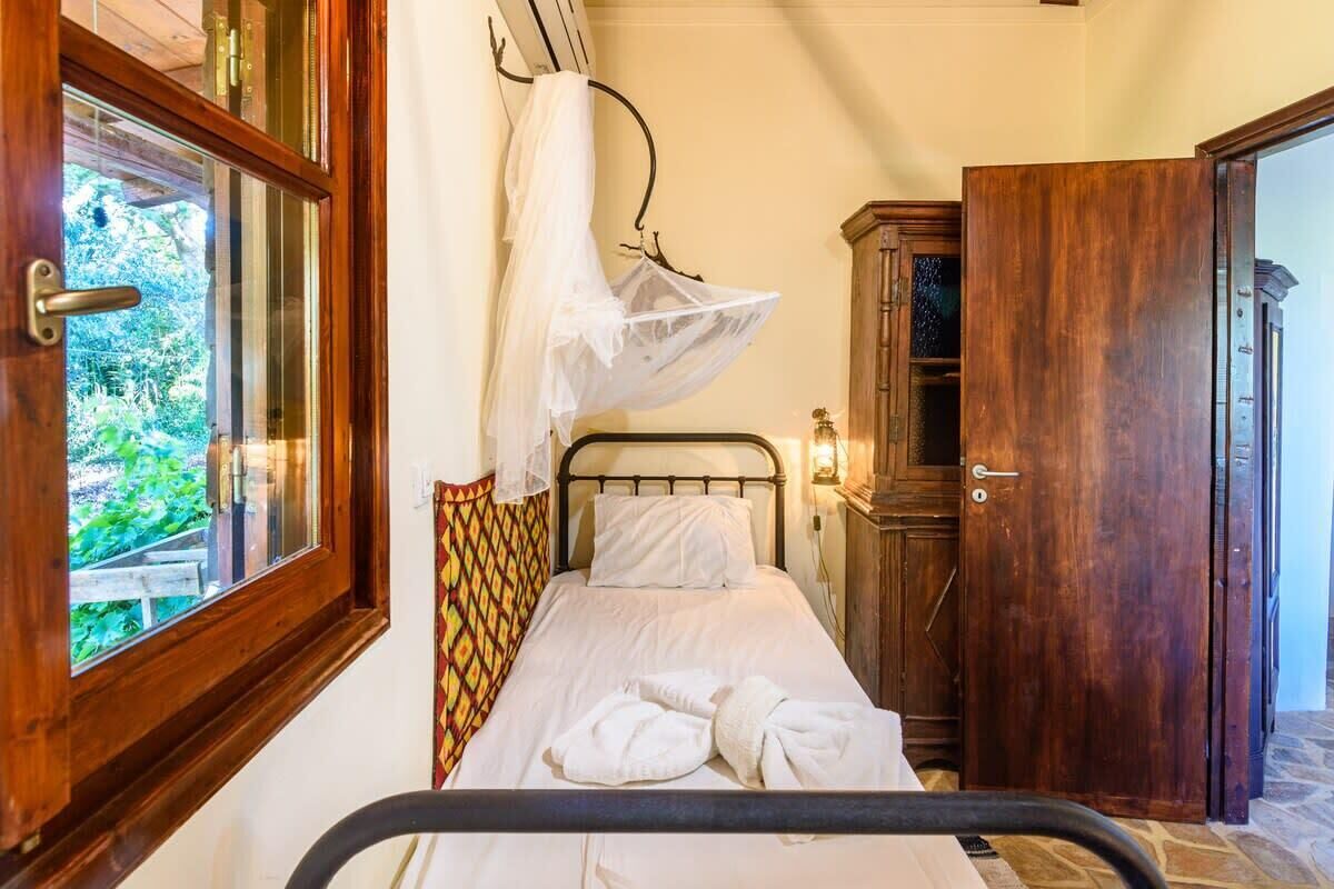 2 bedrooms, iron/ironing board, travel cot, WiFi