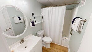 Condo, 2 phòng ngủ | Phòng tắm | Khăn tắm 