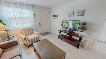 Appartamento, 1 camera da letto | Area soggiorno | TV