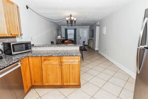 Condo, 1 quarto | Cozinha privada | Geladeira, fogão, cafeteira/chaleira, torradeira