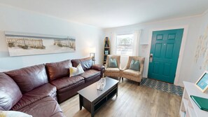 Apartamento, 2 habitaciones | Zona de estar | Una televisión