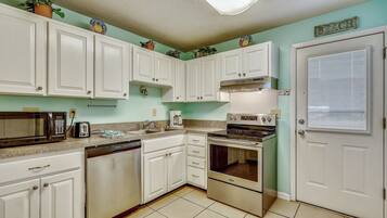 Condo, 3 habitaciones | Cocina privada | Refrigerador, microondas, horno y lavavajillas