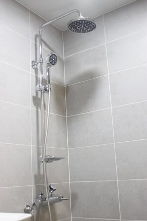 Shower, hair dryer, towels, soap - The Ozen (Jeju City)