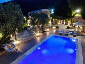 Piscina all'aperto, una piscina riscaldata