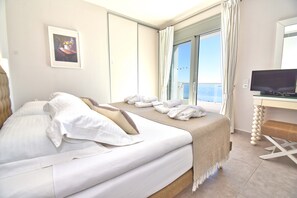 5 bedrooms, desk, soundproofing, iron/ironing board