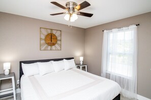 4 habitaciones, tabla de planchar con plancha, wifi y ropa de cama