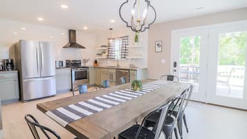 Kylskåp, mikrovågsugn, ugn och spishäll