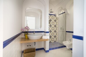 Shower, hair dryer, bidet, towels