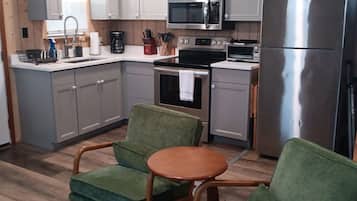 Refrigerador con freezer, microondas, horno, placa de cocina