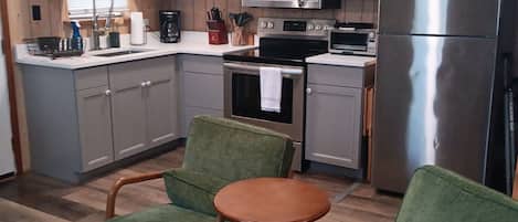 Een koelkast/vriezer, een magnetron, een oven, een kookplaat