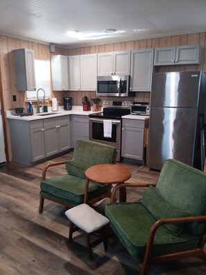 大冰箱、微波炉、烤箱、炉灶