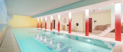 Una piscina cubierta