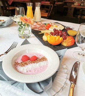 Free daily buffet breakfast - König Ludwig Designhotel (Altötting)
