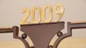 Ein Metallgitter mit der Zahlenschrift "2009" in Gold.
