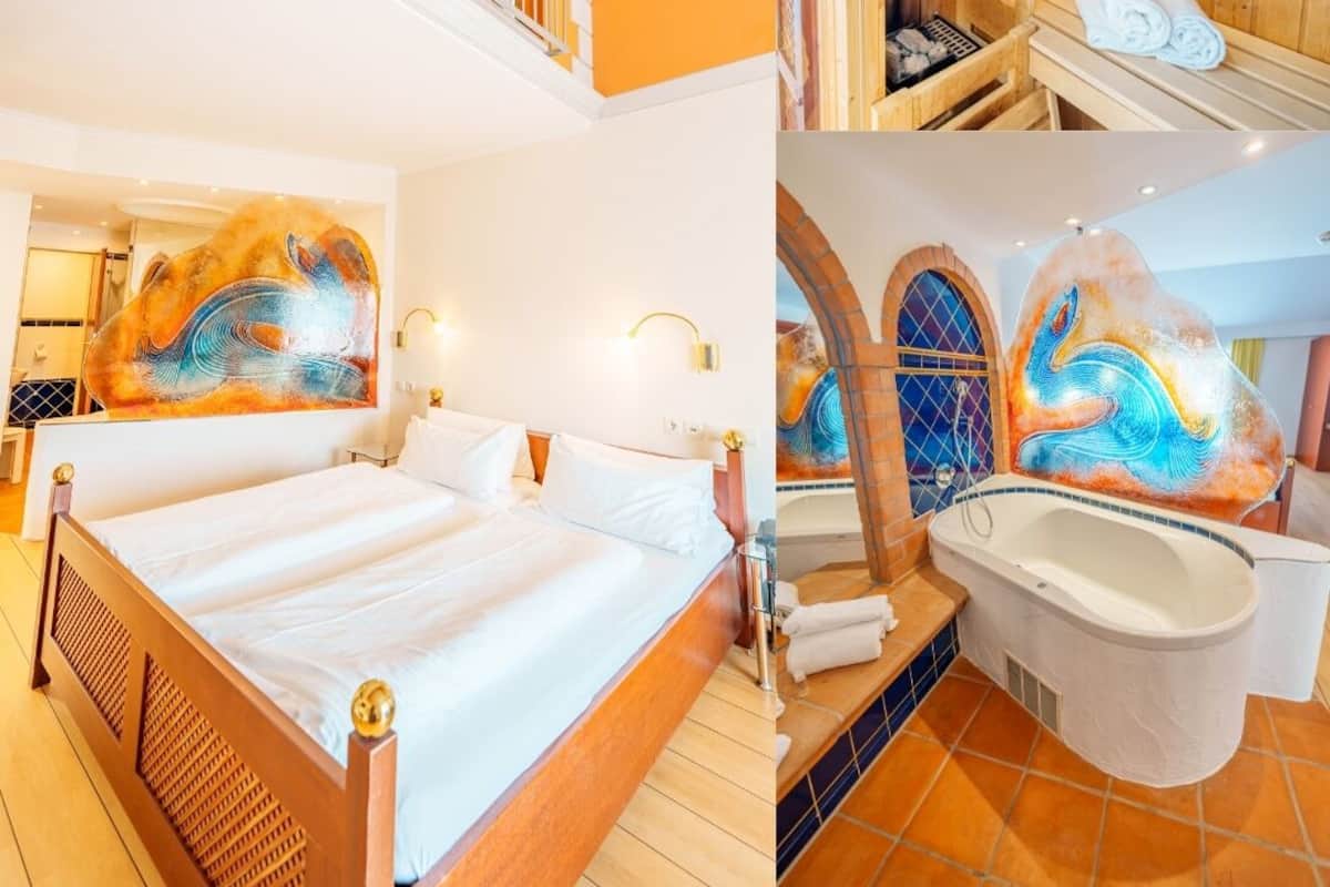 Une chambre d’hôtel avec un grand lit, un plafond en bois et un jacuzzi.
