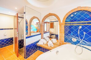 Doppia Luxury, non fumatori, idromassaggio | Bagno | Vasca idromassaggio, asciugacapelli, asciugamani, sapone
