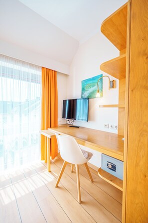 Single Room | Hypo-allergenic bedding, desk, soundproofing, free WiFi