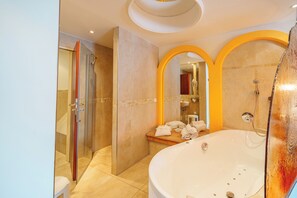 Premium-Doppelzimmer, 1 Queen-Bett, Whirlpool | Badezimmer | Whirlpool, Haartrockner, Handtücher, Seife