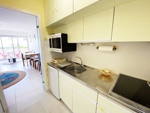 Een koelkast, een microgolfoven, een oven, een kookplaat