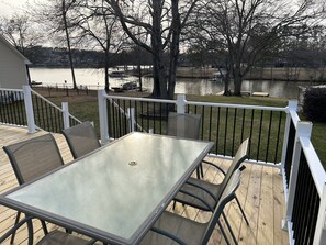 Outdoor dining - Relax on Lake Bowen at our spacious 3-bedroom retreat (Inman)