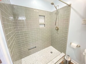 Een bad, een bidet, handdoeken