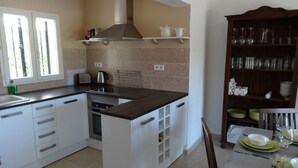 Kaffetrakter/tekoker, kjøleskap, mikrobølgeovn og ovn