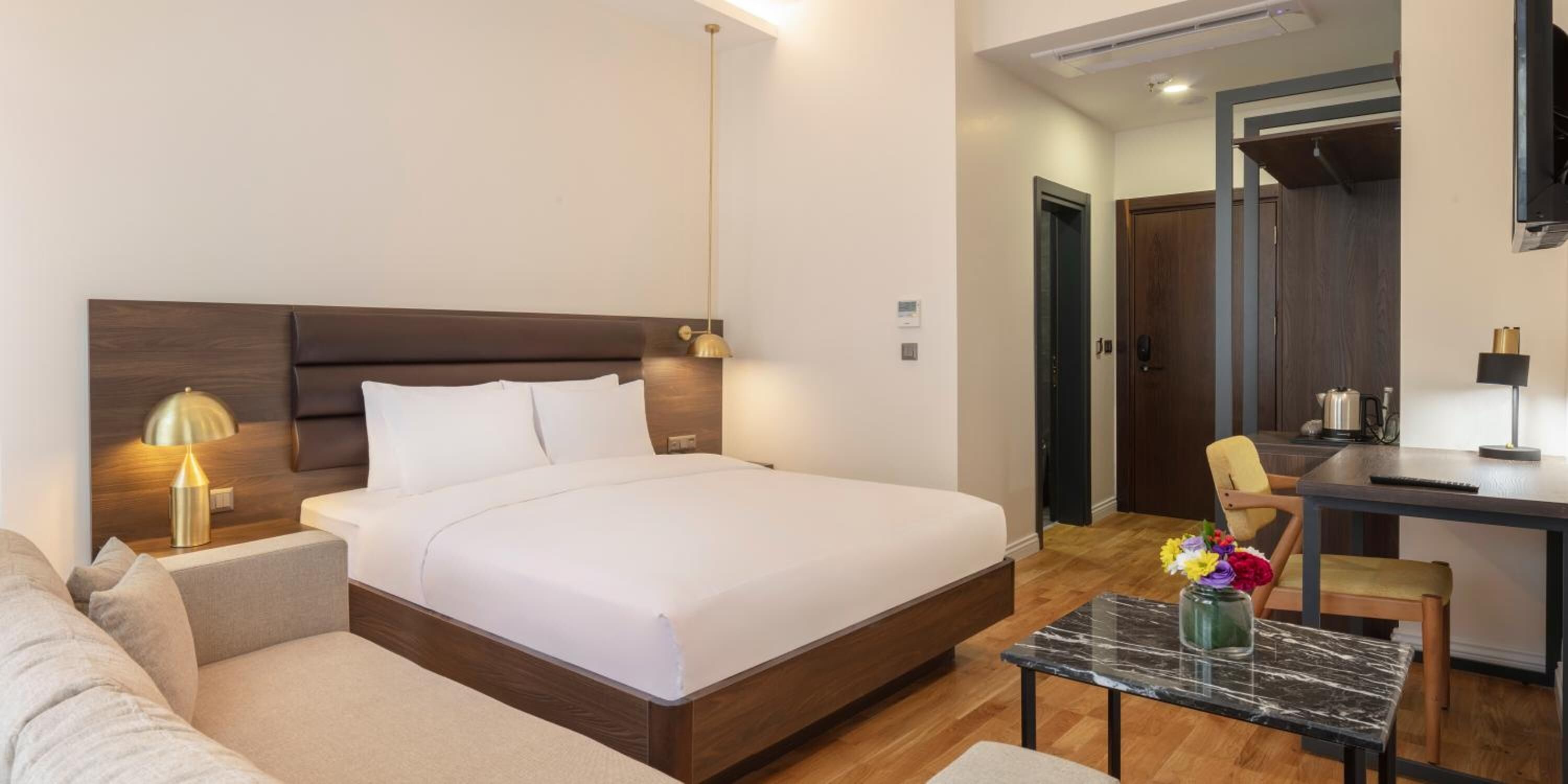 Ropa de cama de alta calidad, edredones de plumas, minibar y caja fuerte
