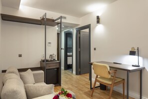 Ropa de cama de alta calidad, cubrecamas y minibar 