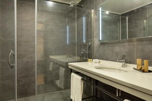 Bruser, designertoiletartikler, hårtørrer, hjemmesko