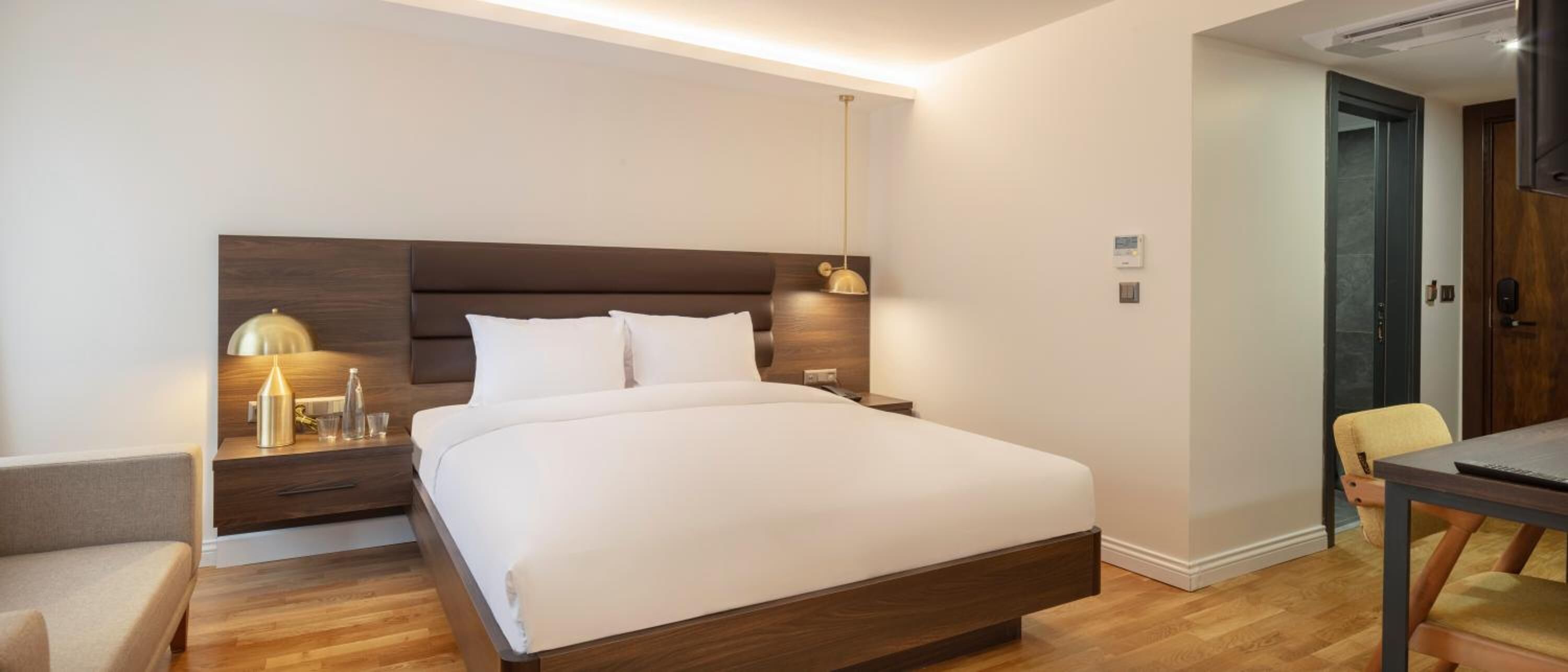 Ropa de cama de alta calidad, edredones de plumas, minibar y caja fuerte