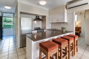 Réfrigérateur, four, plaque de cuisson, grille-pain