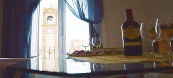 Refrigerador con freezer, microondas, horno, placa de cocina