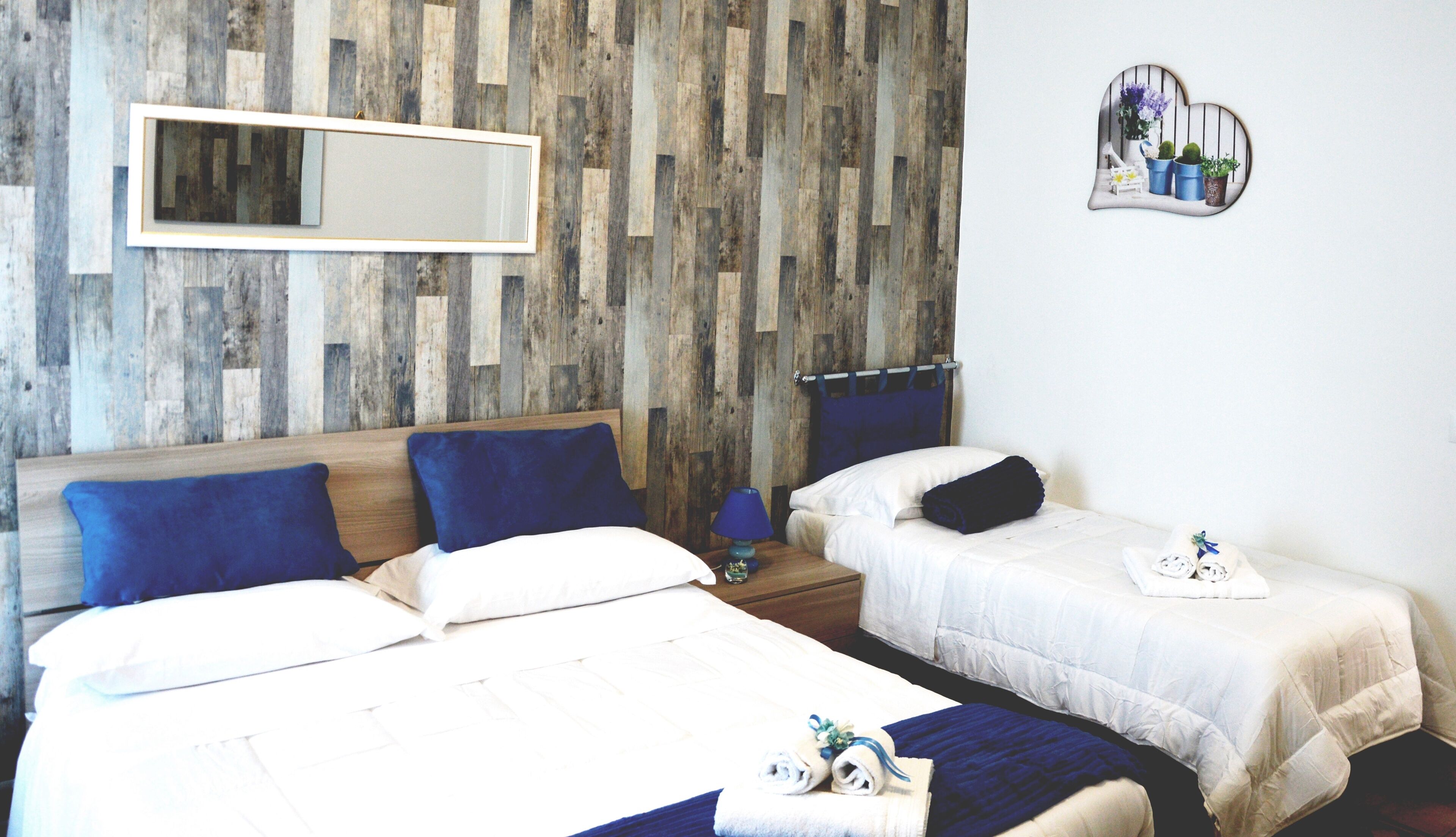 Habitación triple superior, balcón, vista a la ciudad (Lavanda - Private external bathroom) | Ropa de cama de alta calidad, edredón, escritorio y cortinas blackout 