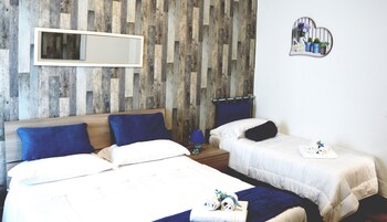 Quarto triplo superior, sacada, vista para a cidade (Lavanda - Private external bathroom) | Roupas de cama premium, edredons de pluma, escrivaninha