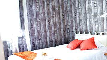 Singola Comfort, sul cortile (Wood) | Copriletto in piuma, minibar, con stile personalizzato