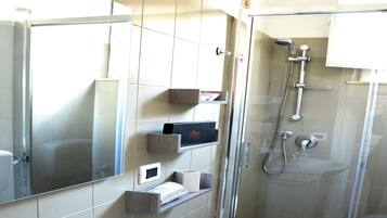 Doppia Design, balcone, vista città (Orchidea - Private external bathroom) | Bagno | Set di cortesia gratuito, asciugacapelli, bidet, asciugamani