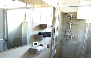 Dobbeltrom – design, balkong, byutsikt (Orchidea - Private external bathroom) | Bad | Toalettartikler (inkludert), hårføner, bidé og håndklær